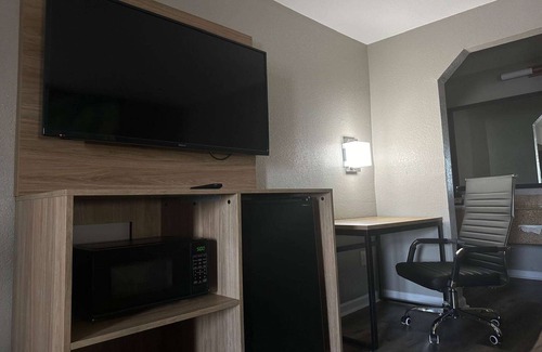 Monroe Hotel | Super 8 by Wyndham Monroe