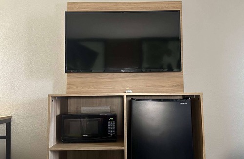 Monroe Hotel | Super 8 by Wyndham Monroe
