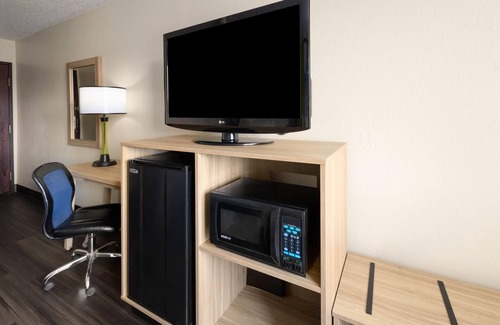 South Boston Hotel | Super 8 by Wyndham South Boston VA