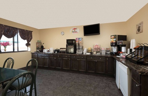 Topeka Hotel | Super 8 by Wyndham Topeka/Wanamaker RD/I-70
