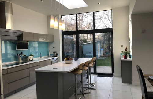 Hove House | Superb 5-bed family house, beach, hot tub, large garden & parking