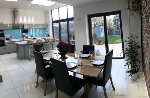 Hove House | Superb 5-bed family house, beach, hot tub, large garden & parking