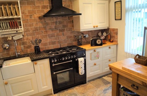 Nefyn House | Superb, Spacious Dormer Bungalow, Enclosed Garden, Near Nefyn Beach with parking