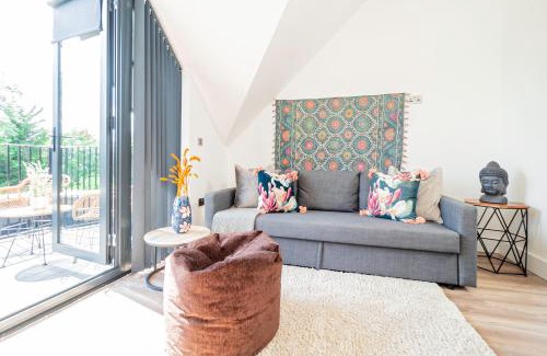 Acton Apartment | Superb Top Floor 1-Bedroom Flat With Charming Two Balconies