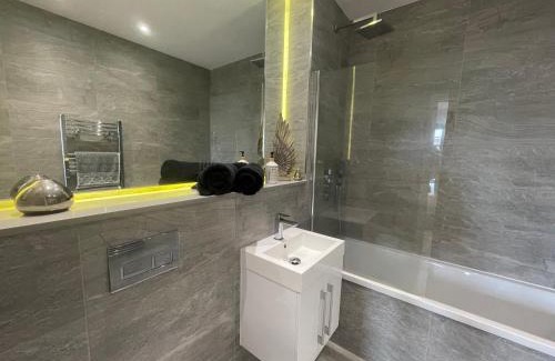 St Albans Apartment | Superior Large Suite Luxury Living City Apartment, 2 Kingsize Bedrooms Business Suite - Free WiFi
