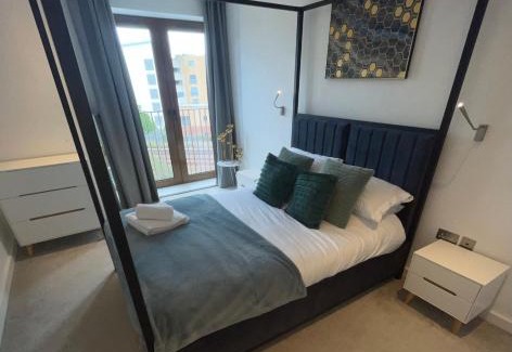St Albans Apartment | Superior Large Suite Luxury Living City Apartment, 2 Kingsize Bedrooms Business Suite - Free WiFi