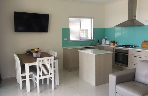 Swansea House | Swansea Lakeside Sunsets are two villas, on the shores of Lake Macquarie