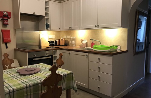 Glastonbury Cottage | Sweet Victorian Cottage, Two Minutes from High St., Very Special, Lovely Energy