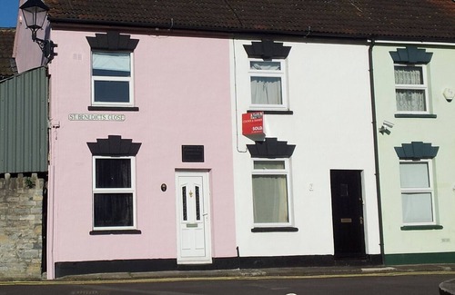 Glastonbury Cottage | Sweet Victorian Cottage, Two Minutes from High St., Very Special, Lovely Energy