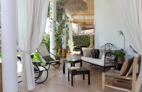 Saly Villa | Swimming pool villa in secure residence with dream beach! 150 m from shops