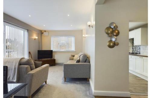 Tewkesbury Apartment | Tallets Apartment with Balcony & Parking