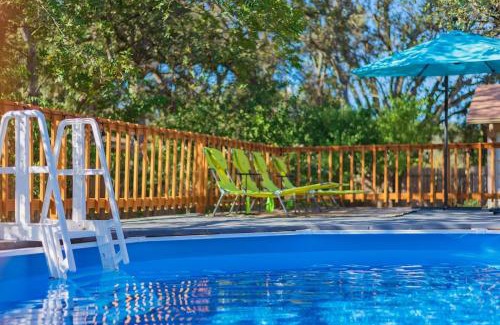 Wetmore House | Texas Vacation Home, Game Room & Pool By Sixflags