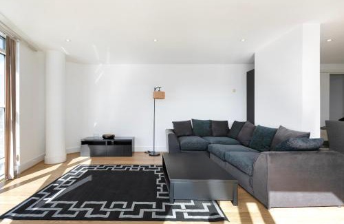 Island Gardens Apartment | Thames View Flat Panoramic City Views 2BR & 2 Bath