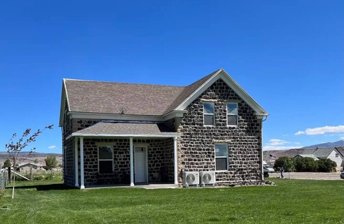 Loa House | The 1898 Rock House