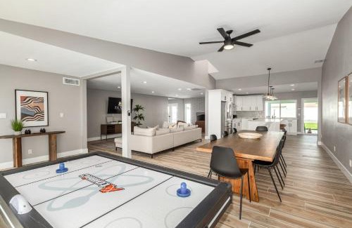 Avant House | The Agave Family Oasis-Modern 5BR-Pool-Bar
