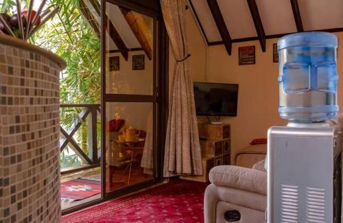 Nairobi Ski Chalet | The Annex at 64 : Cozy, rustic cottage/treehouse