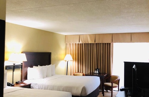 Quincy Hotel | The Atrium Hotel on Third