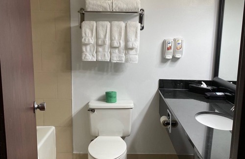 Quincy Hotel | The Atrium Hotel on Third