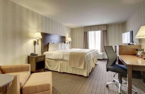 Quincy Hotel | The Atrium Hotel on Third