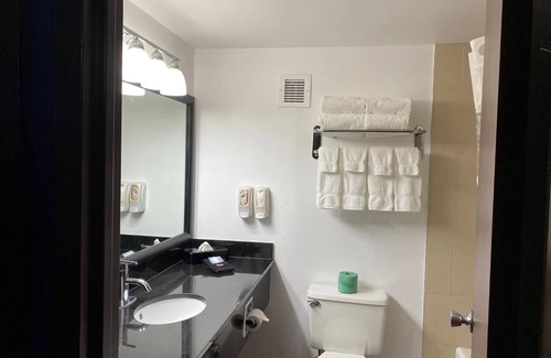 Quincy Hotel | The Atrium Hotel on Third