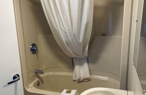 Timiskaming District Hotel | The Auberge Inn