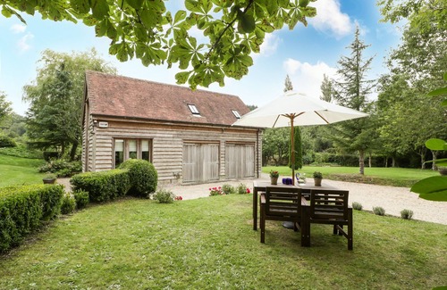 Ebbesborne Wake Cottage | THE BARN AT FROG POND FARM, with a garden in Tisbury, Near Bath