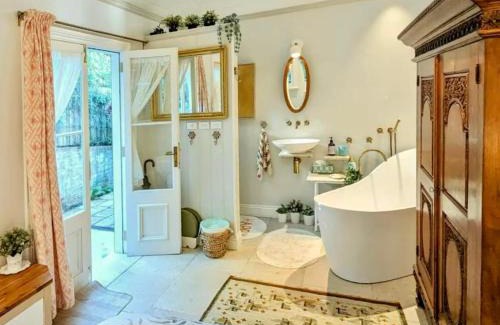 Waverton House | The Bath House cosy &luxe garden Cottage near CBD