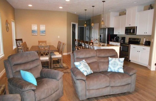 Arnolds Park House | The Bayside V - Awesome 5 BR Bridges Bay Cabin backing to Community Pool!