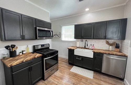 Webster Cottage | The Cardinal Cottage: Charming 1930s Restored Farmhouse In the Heart of Webster