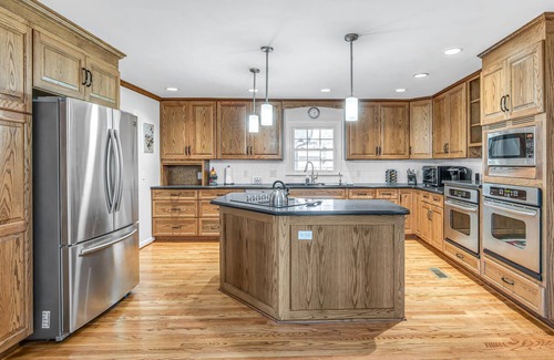 Brentwood Apartment | The Chestnut Cottage - Great Backyard