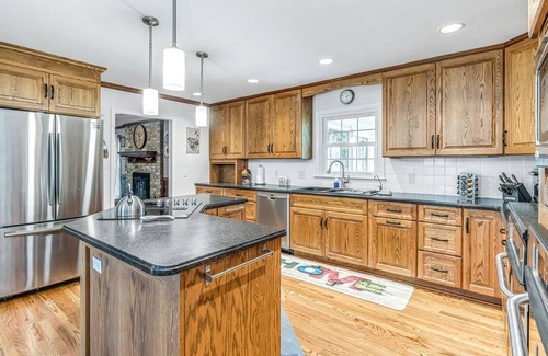Brentwood Apartment | The Chestnut Cottage - Great Backyard
