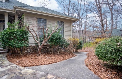 Chapel Hill Apartment | The Clubhouse Hideaway - The Greenview Den