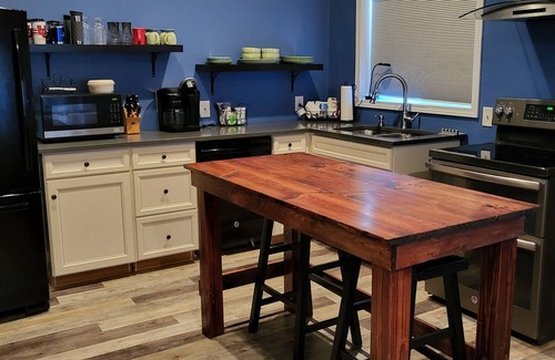 Washougal House | The Crash Pad, A private 1 bedroom, 1 bath 1200 sq ft apartment.