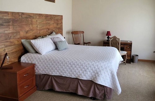 Washougal House | The Crash Pad, A private 1 bedroom, 1 bath 1200 sq ft apartment.
