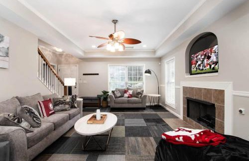 Northport House | The Crimson Retreat Only 5 miles to the Stadium BBQ Coffee Games