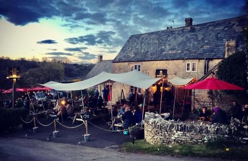 Frampton Mansell Hotel | The Crown Inn
