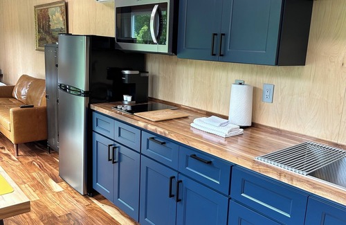 Stanton Cabin | The DEN Shipping Container Cabin-HotTub!-High Speed WiFi!-Great View & Location!
