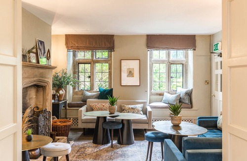 Bourton Hotel | The Dial House