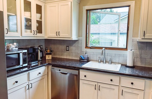 Bonney Lake House | The Edgewater Escape - 2-story full Lake House, on the water, with deck & AC!