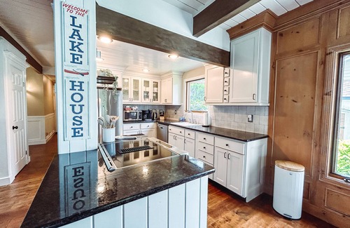 Bonney Lake House | The Edgewater Escape - 2-story full Lake House, on the water, with deck & AC!