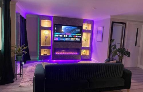 The Westside Apartment | The Exclusive Jacuzzi Apartment with Fireplace & Parking