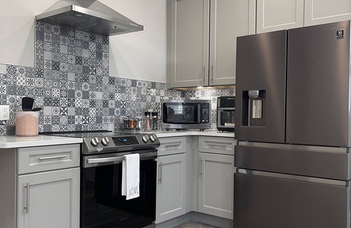 Downtown Niagara Falls House | The Falls House - Luxury Modern 3 Bedrooms Apt