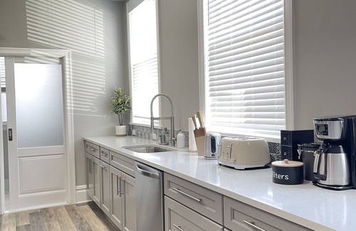 Downtown Niagara Falls House | The Falls House - Luxury Modern 3 Bedrooms Apt
