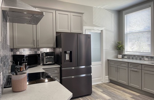 Downtown Niagara Falls House | The Falls House - Luxury Modern 3 Bedrooms Apt
