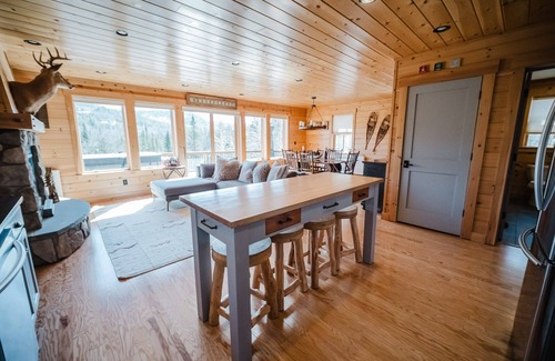 Bethel House | "The GingerBread" 10 min from Sunday River with a Hot Tub to come home to!