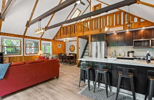 McGaheysville Cottage | The Gingerbread House: 4BR cottage w/modern amenities, sunroom/deck, sleeps 12