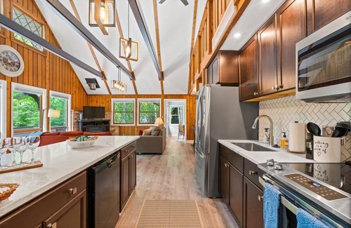 McGaheysville Cottage | The Gingerbread House: 4BR cottage w/modern amenities, sunroom/deck, sleeps 12