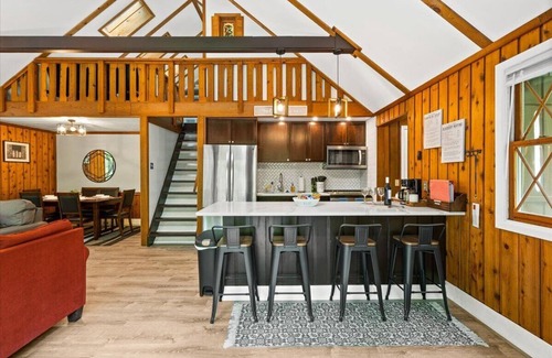 McGaheysville Cottage | The Gingerbread House: 4BR cottage w/modern amenities, sunroom/deck, sleeps 12
