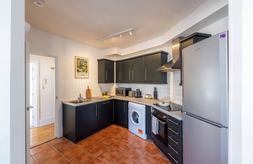 Vincent Square Apartment | The Haven – Bright & Elegant 2BR in Victoria