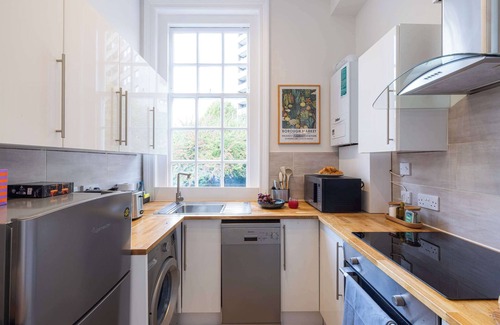 Vincent Square Apartment | The Haven – Bright & Elegant 2BR in Victoria